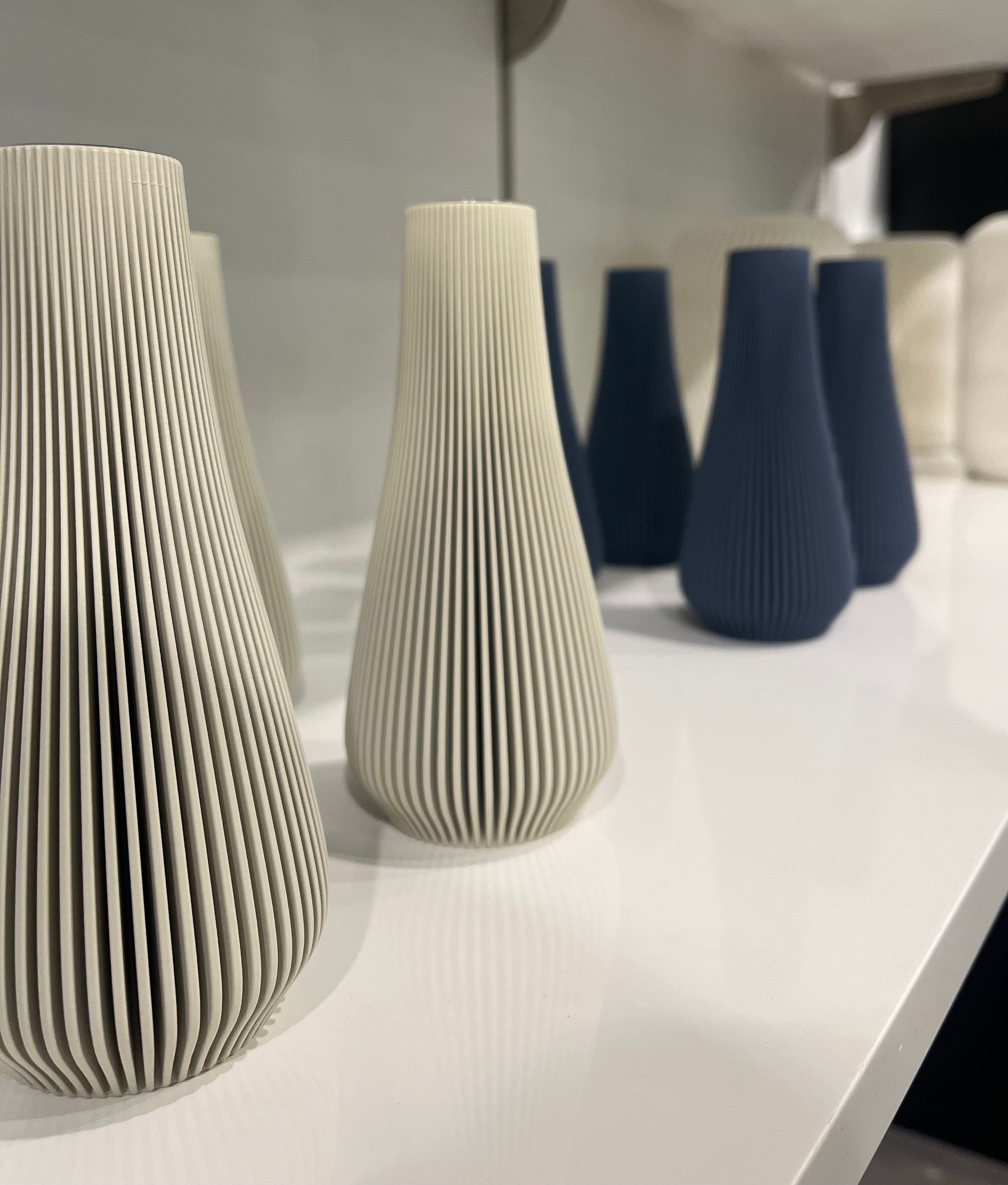 3D gedruckte Vasen in sandgrau und graublau
