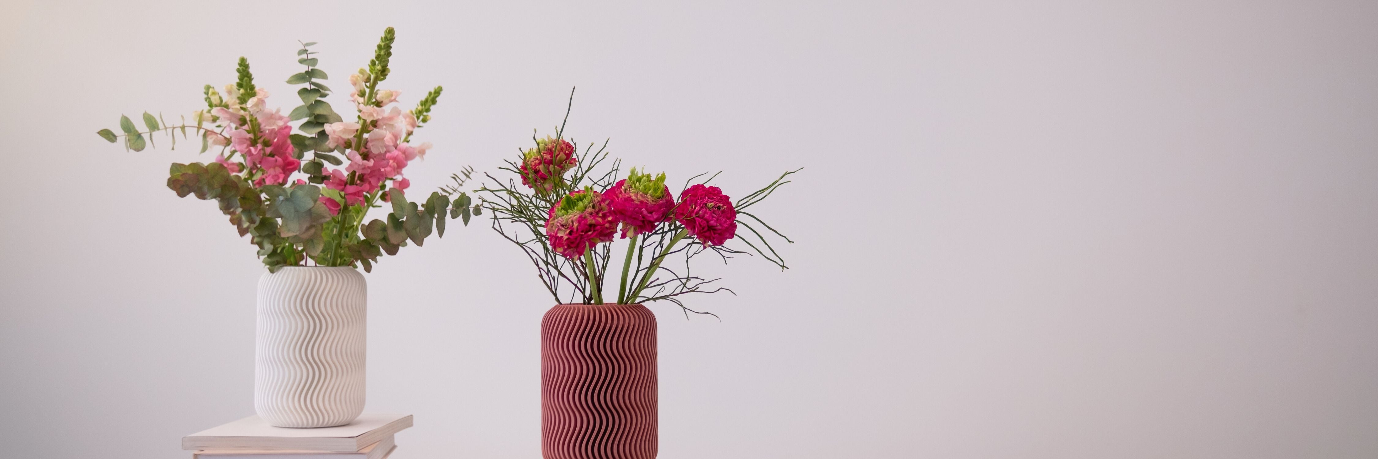 3D gedruckte Vasen mit frischen Blumen