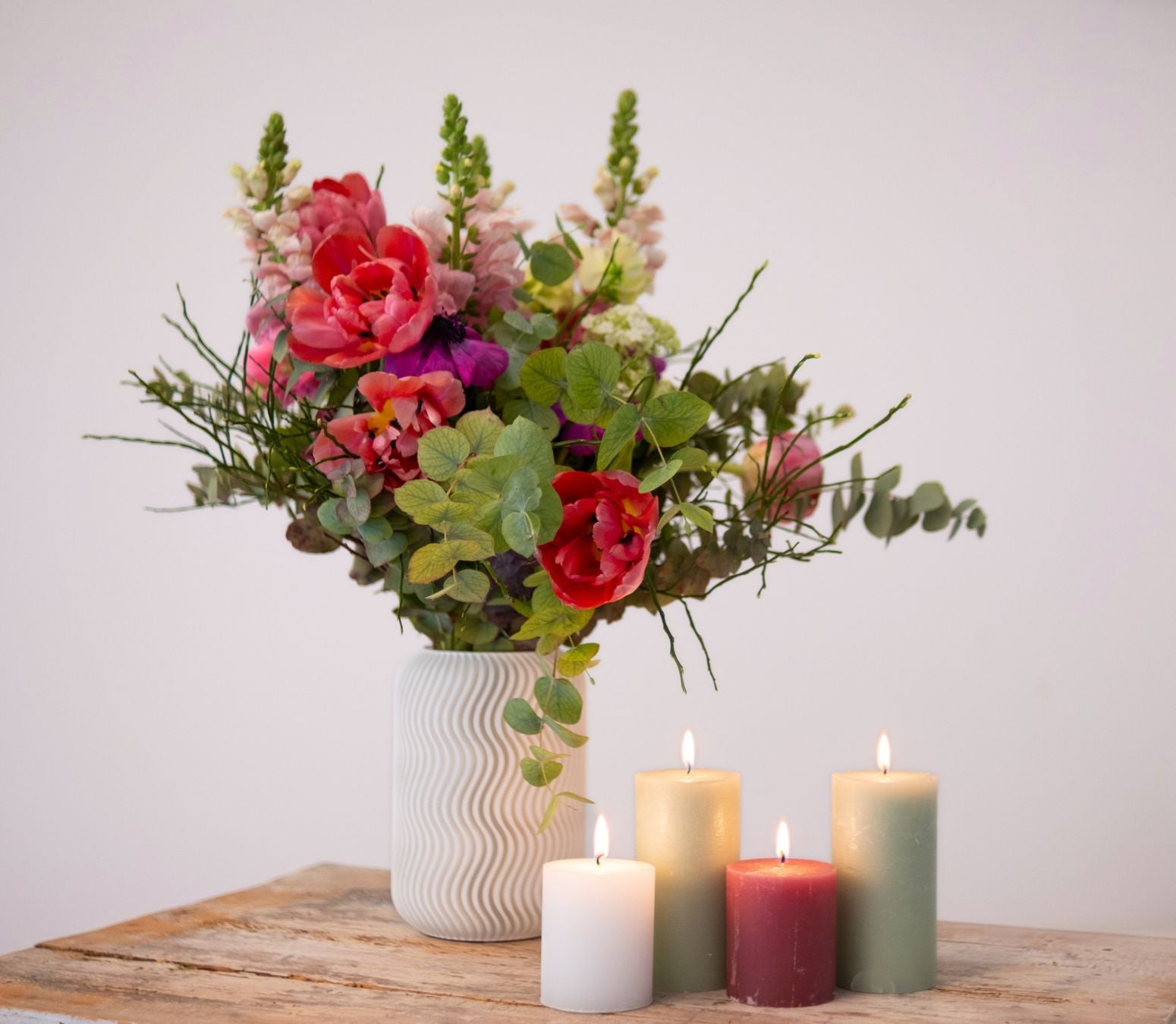 3D gedruckte Vase zum Geburtstag mit frischen Blumen