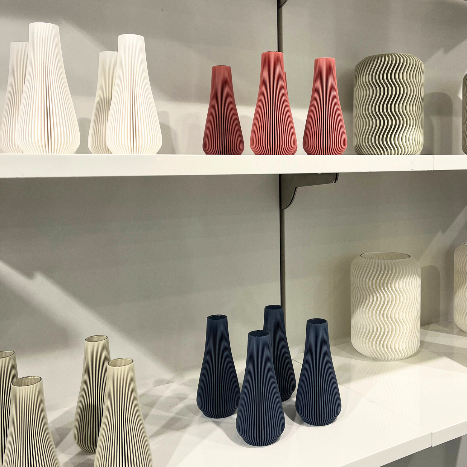 3D gedruckte Vasen in weiß, altrosa, sandgrau und graublau