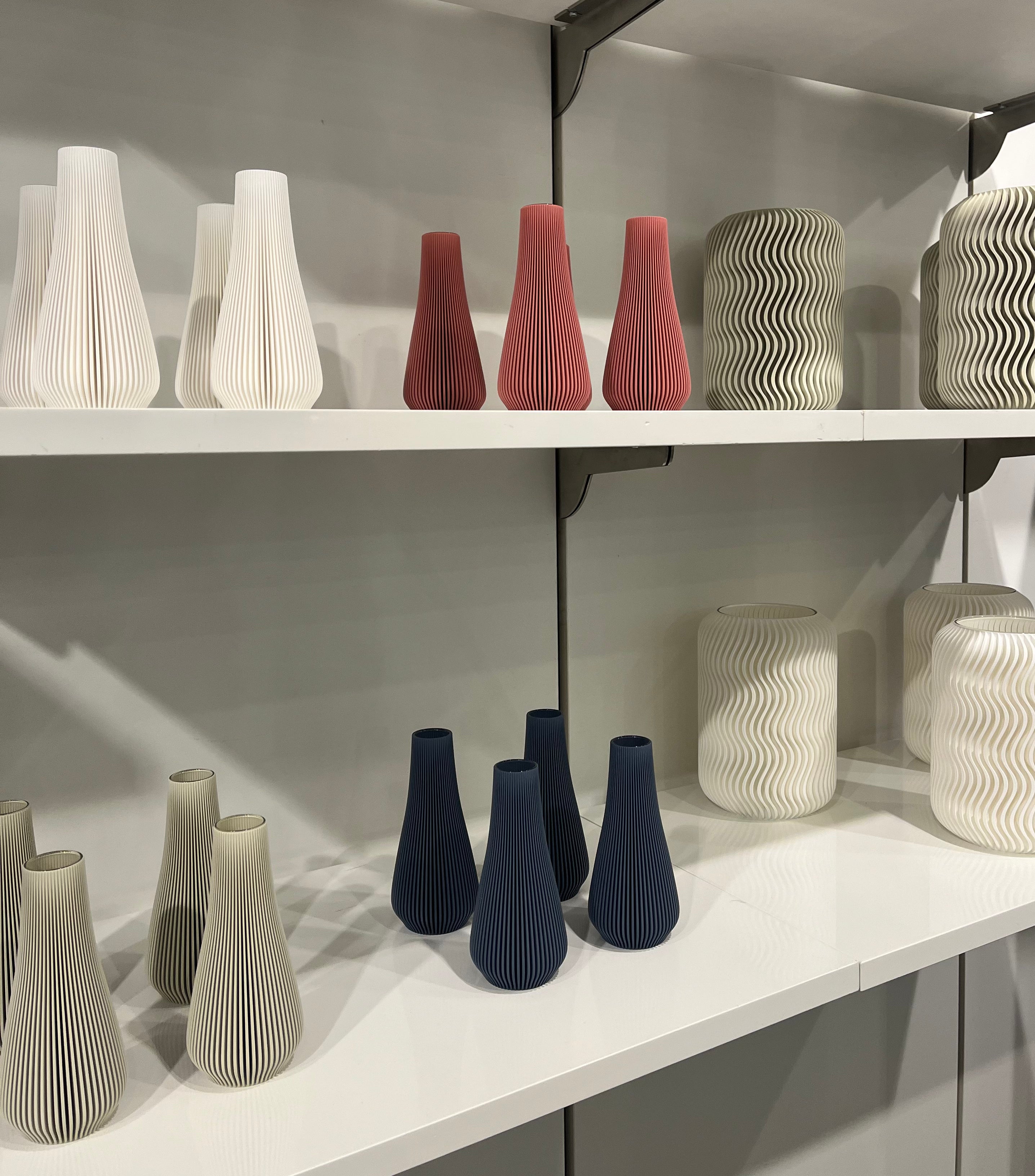 3D gedruckte Vasen in weiß, altrosa, sandgrau und graublau